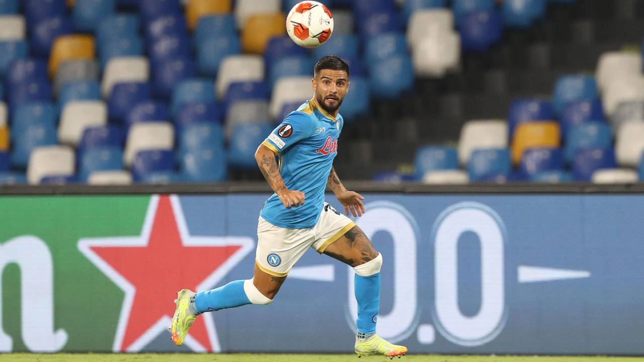 Insigne osserva il pallone