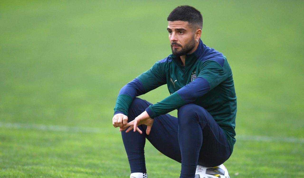 Insigne seduto in campo