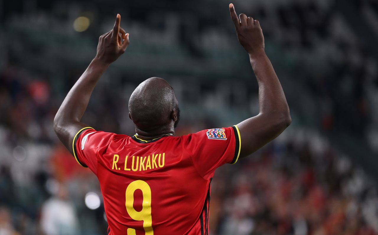 Lukaku alza le braccia al cielo