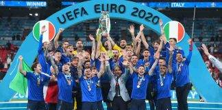 Italia, Chiellini solleva la Coppa d'Europa