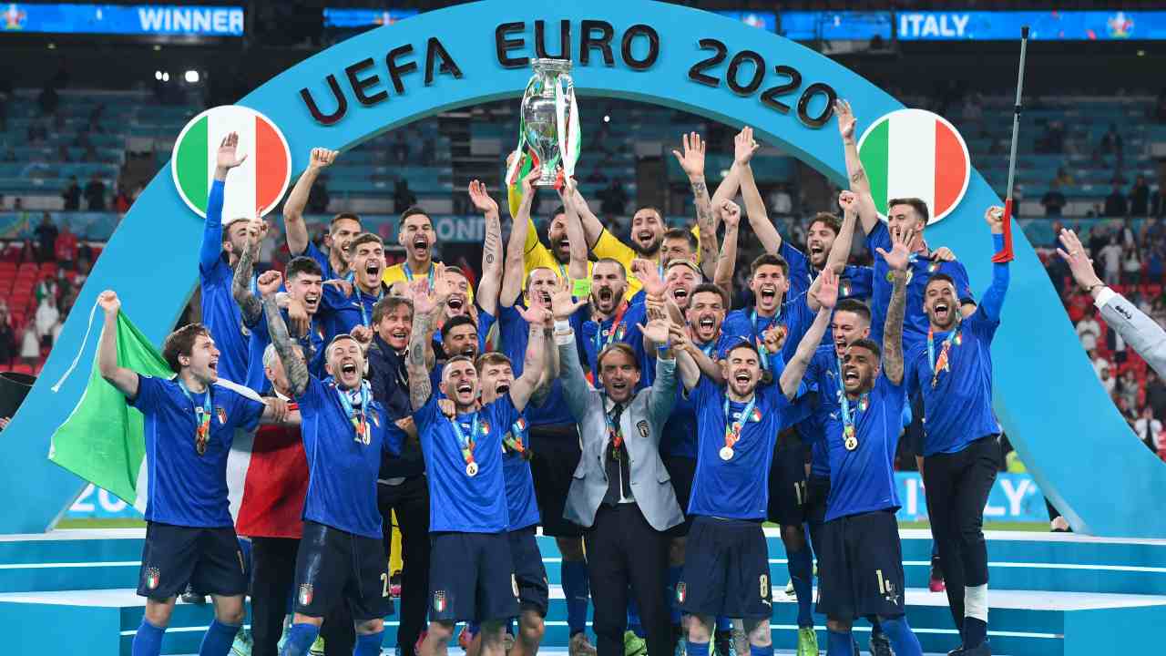 Italia, Chiellini solleva la Coppa d'Europa