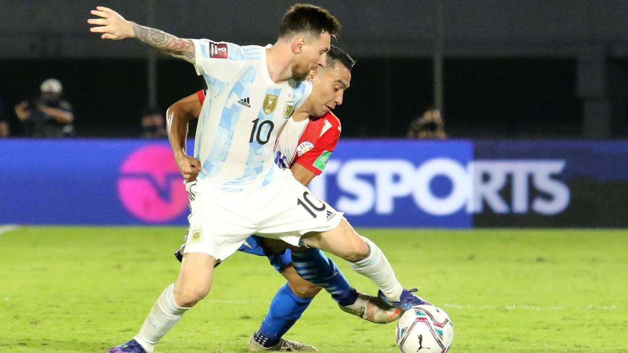 Messi contrastato da un avversario