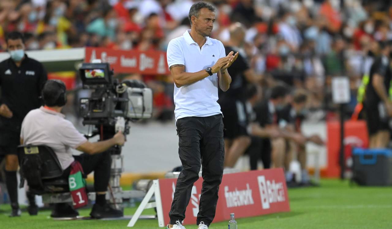 Luis Enrique applaude in campo