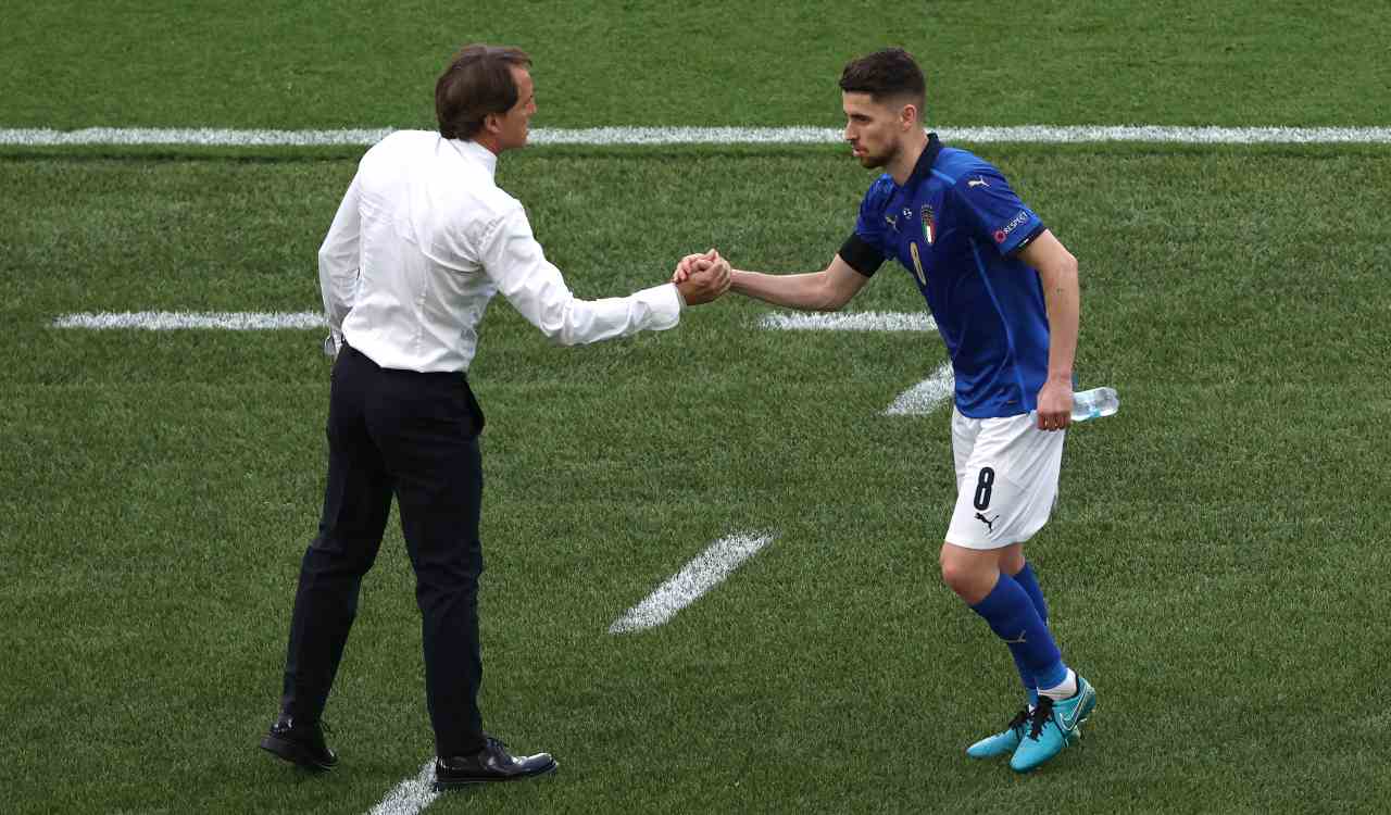 Mancini e Jorginho si danno la mano