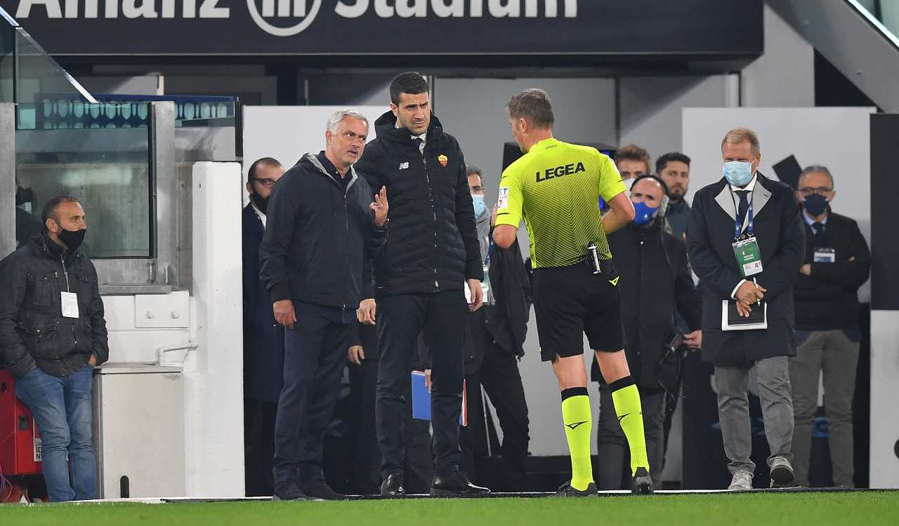 Mourinho e Orsato discutono