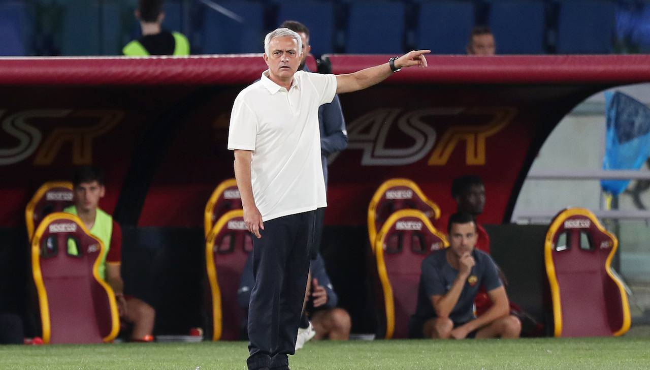 Mourinho fornisce indicazioni alla squadra