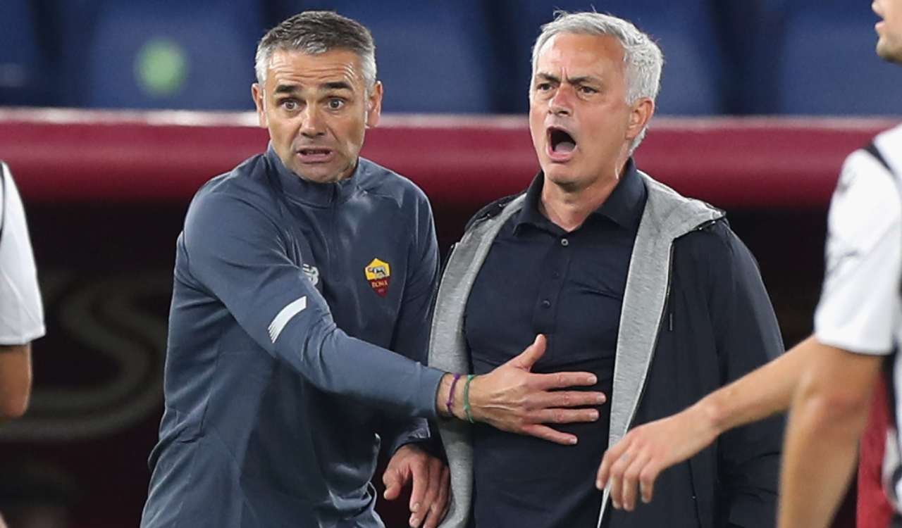 Mourinho urla in panchina