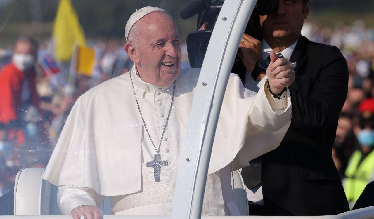 Papa Francesco saluta i fedeli