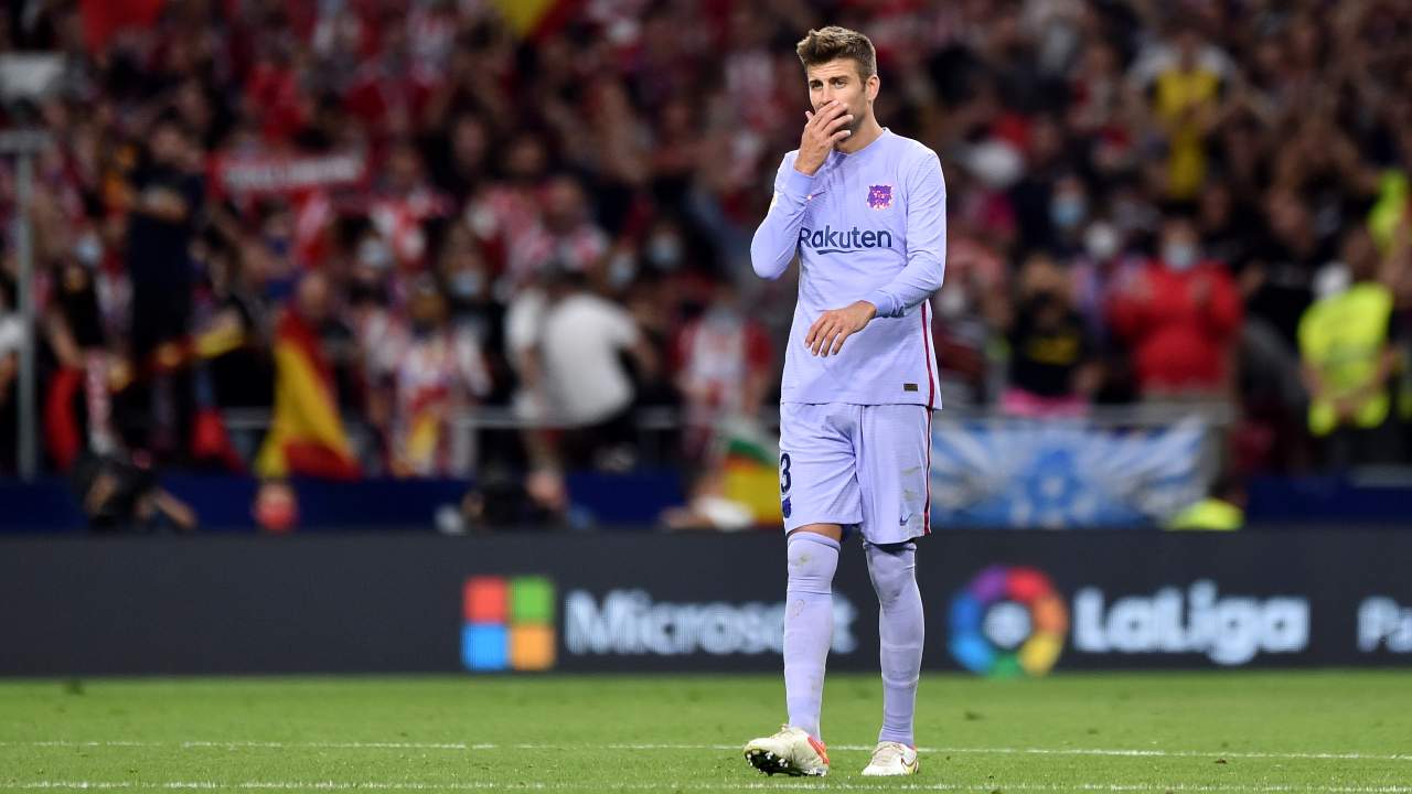 Piqué si copre la bocca con la mano