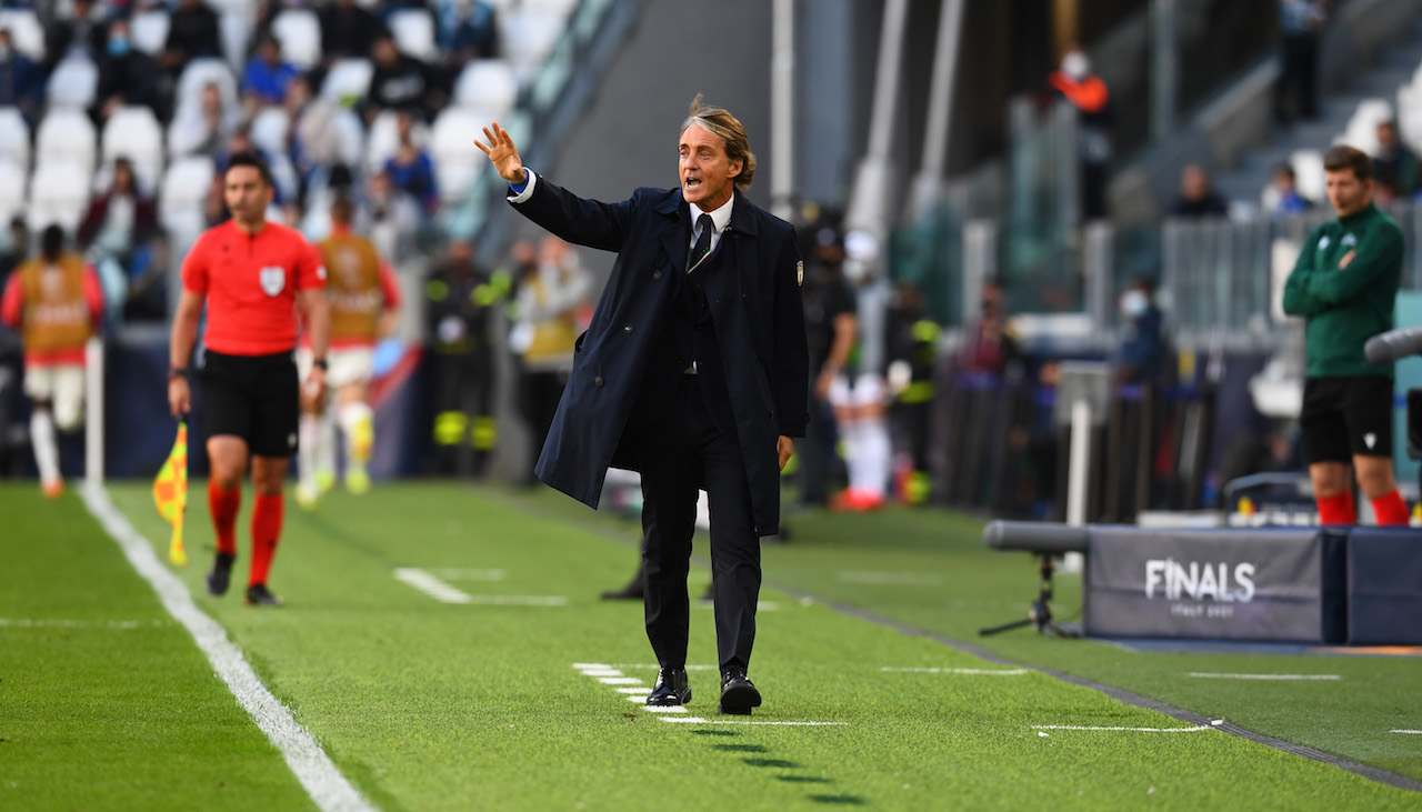Roberto Mancini dà indicazioni alla Nazionale
