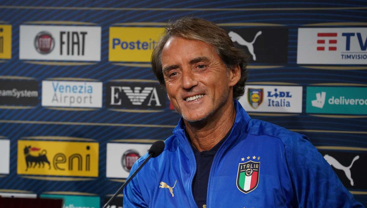 Roberto Mancini sorridente in Nazionale