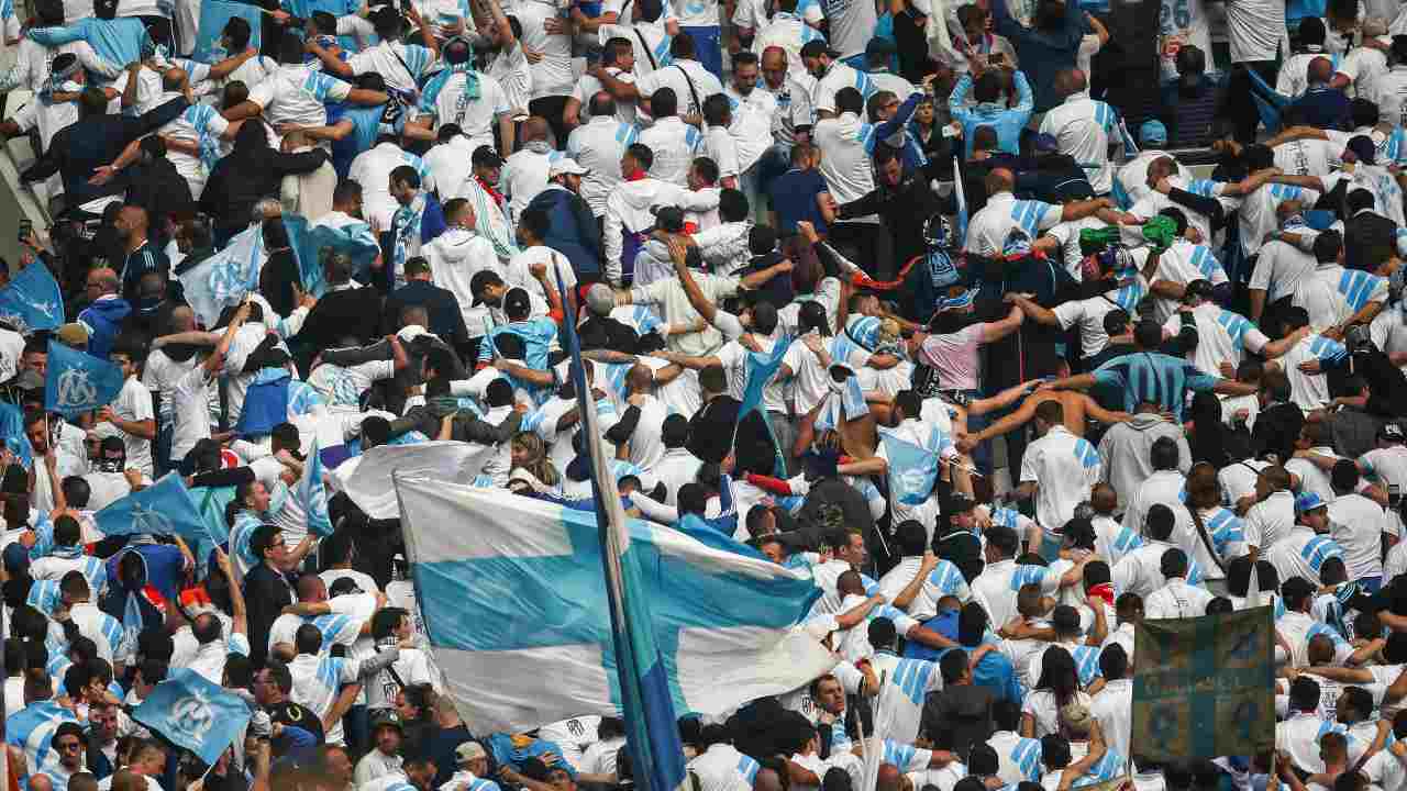 I tifosi dell'Olympique Marsiglia danno le spalle al rettangolo di gioco durante una partita della loro squadra