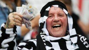Un tifoso del Newcastle contagiato dall'euforia scoppiata dopo il cambio di proprietà del club