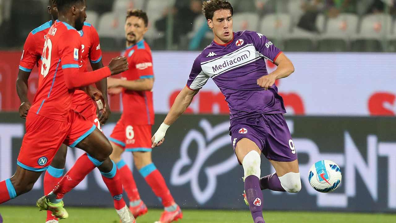Vlahovic s'avventa sul pallone