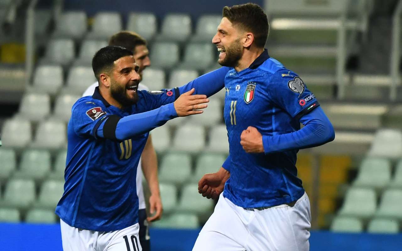 Berardi ed Insigne esultano con la maglia dell'Italia