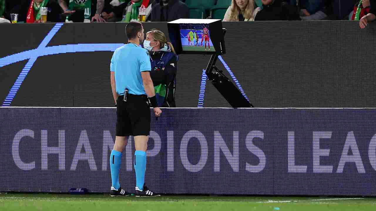 Un arbitro consulta il monitor