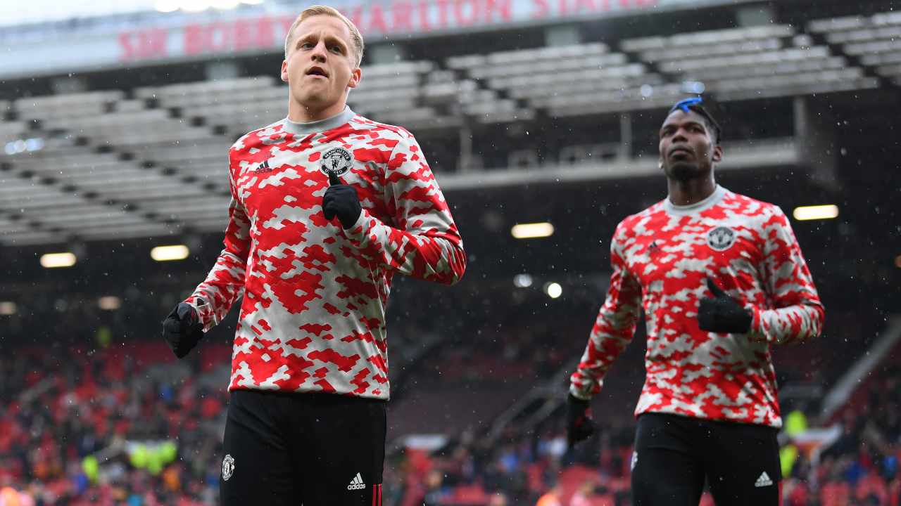 Donny van de Beek durante il riscaldamento con Pogba