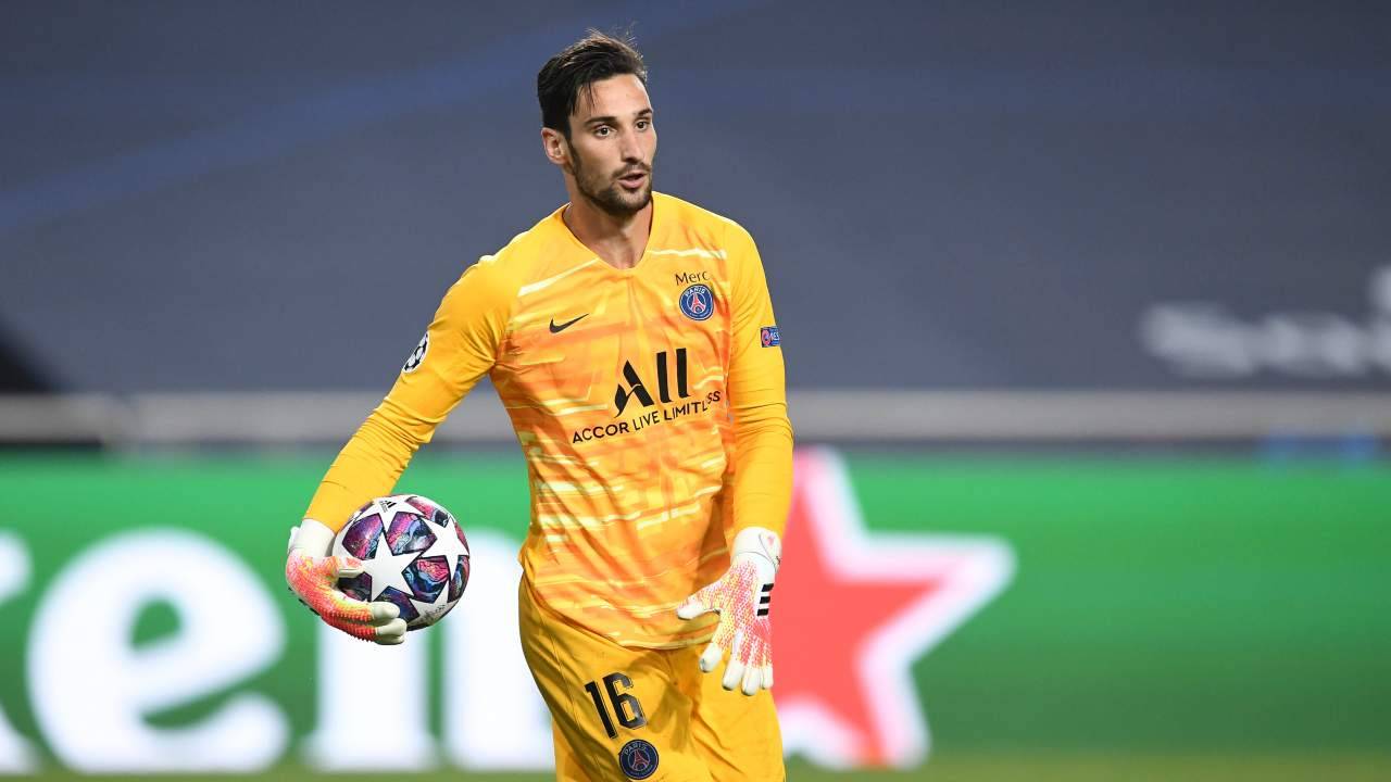 Sergio Rico rilancia il pallone con la mano