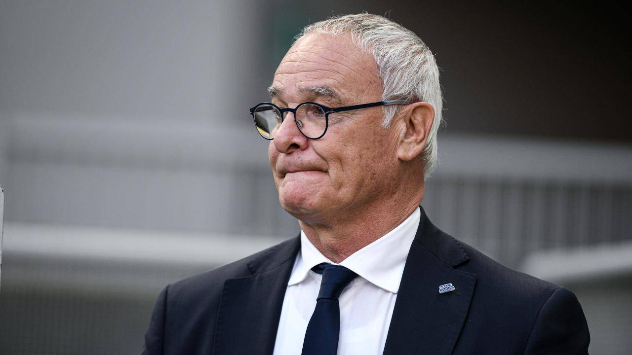 Claudio Ranieri riflette guardando il campo