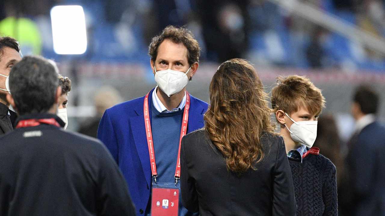 John Elkann guarda verso l'alto