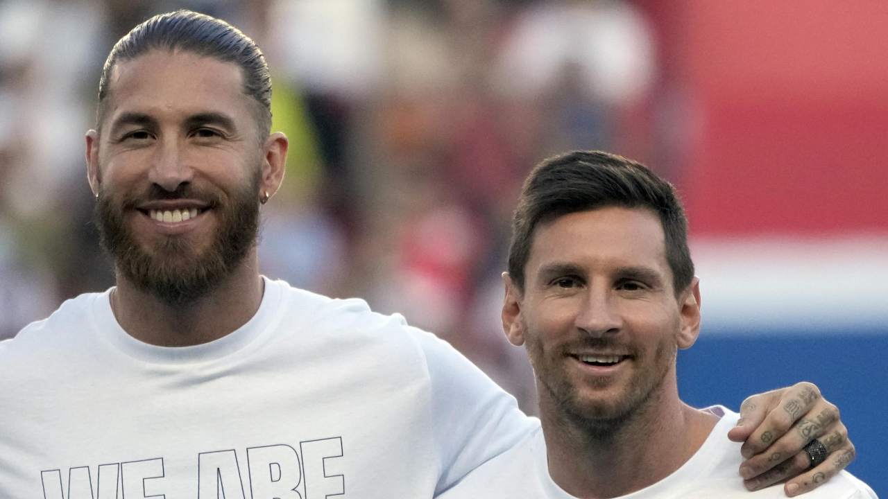 Sergio Ramos e Messi sorridono abbracciati 