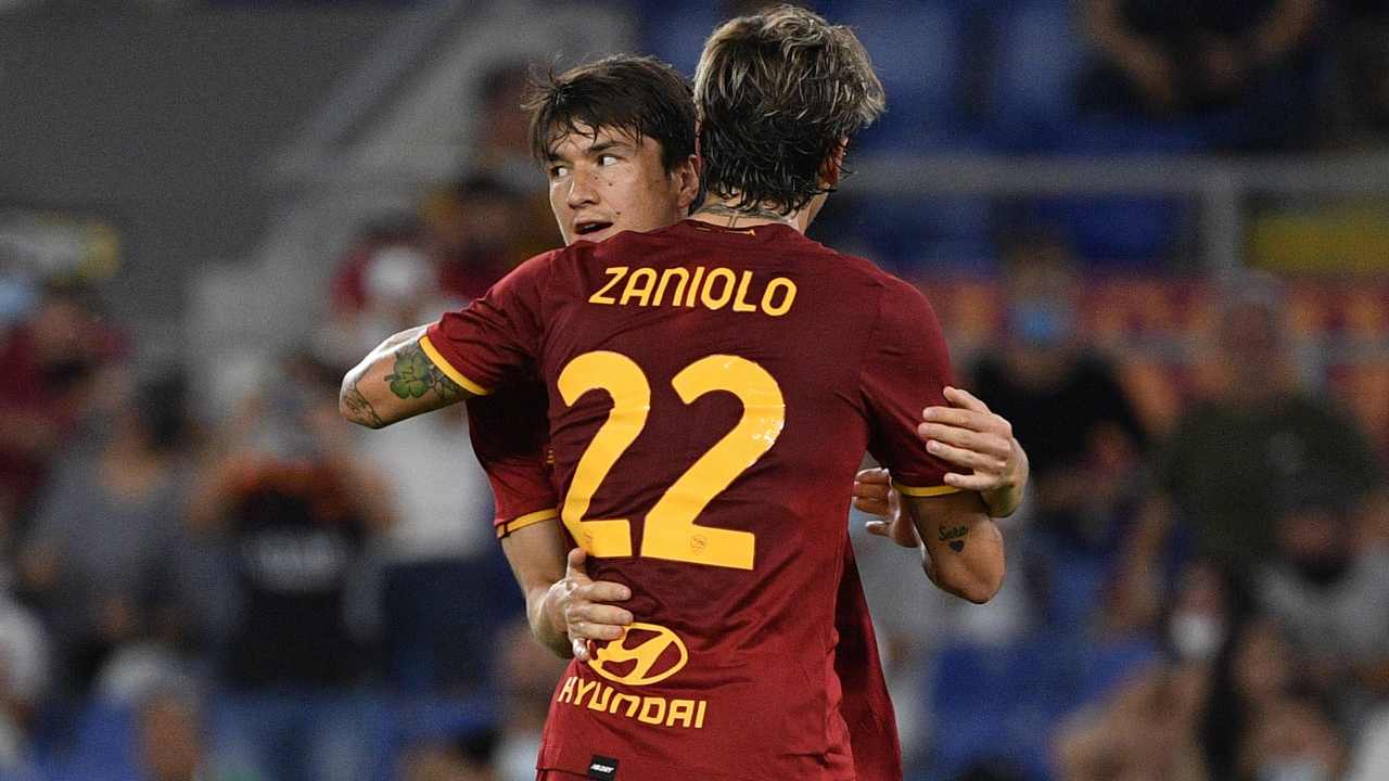 Zaniolo e Shomurodov si abbracciano