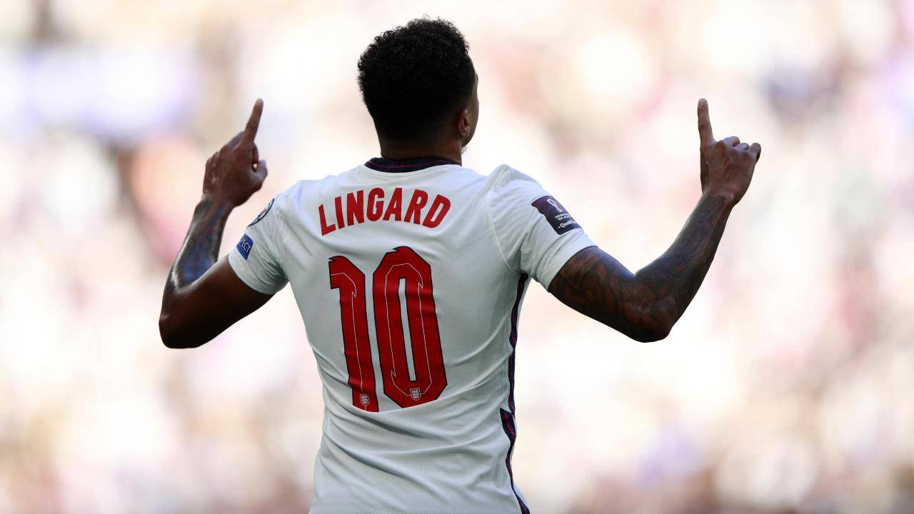 Lingard corre di spalle e indica verso l'alto