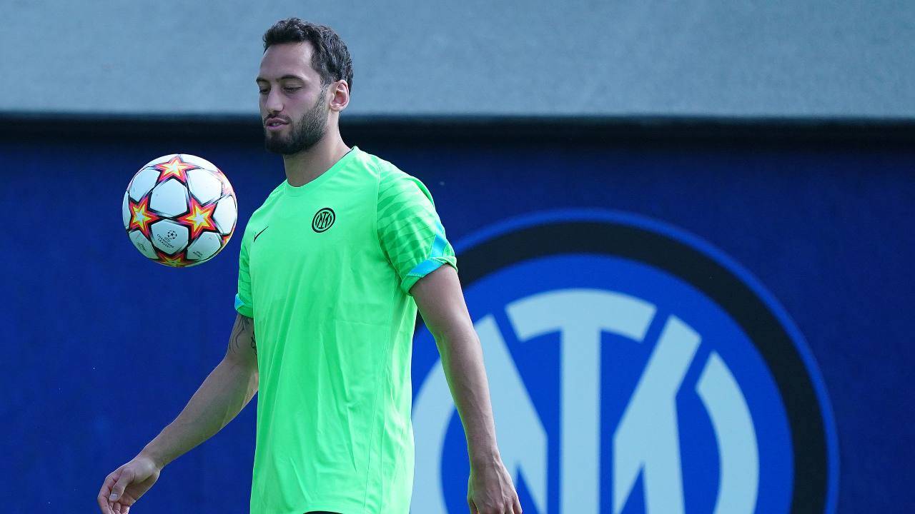 Calhanoglu guarda il pallone in allenamento