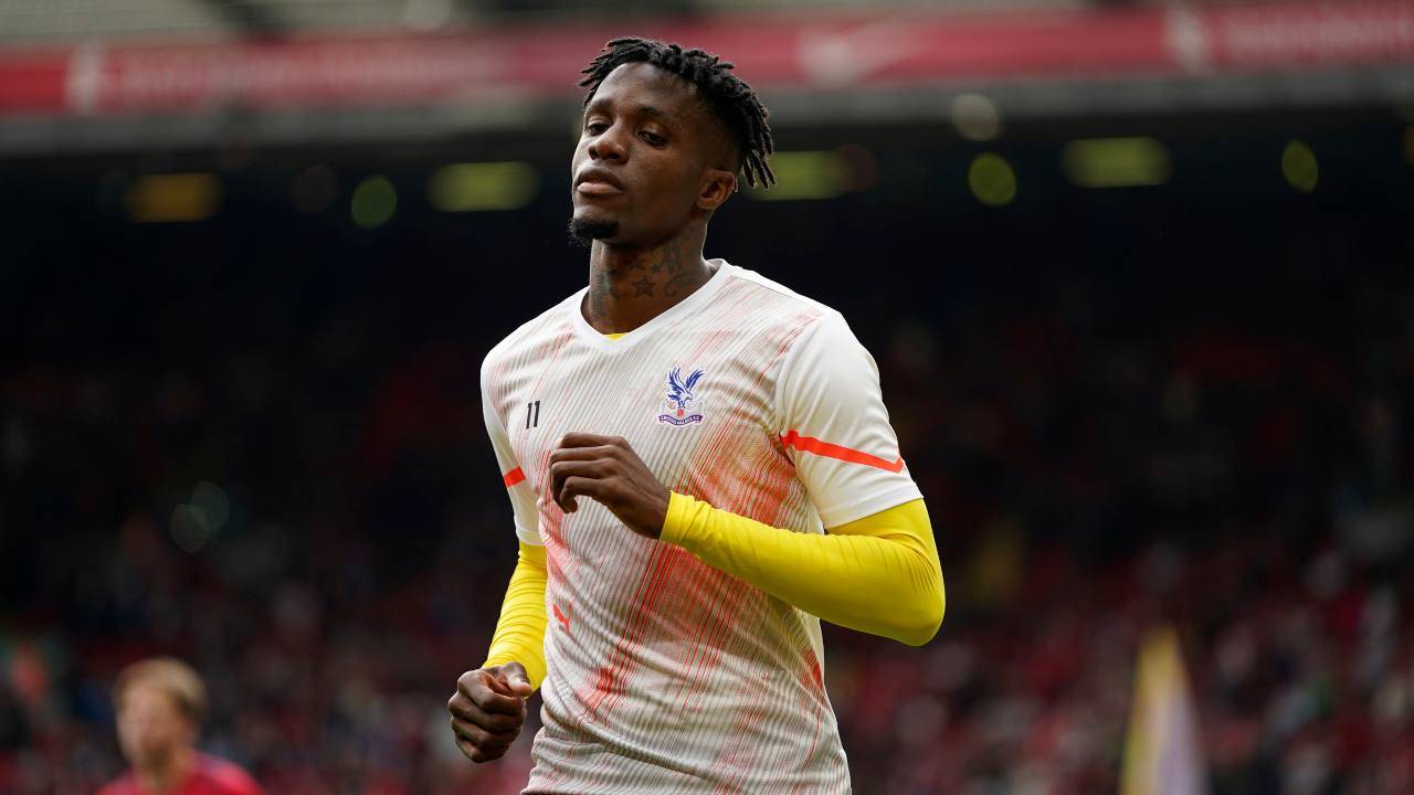 Wilfried Zaha si riscalda con il Crystal Palace