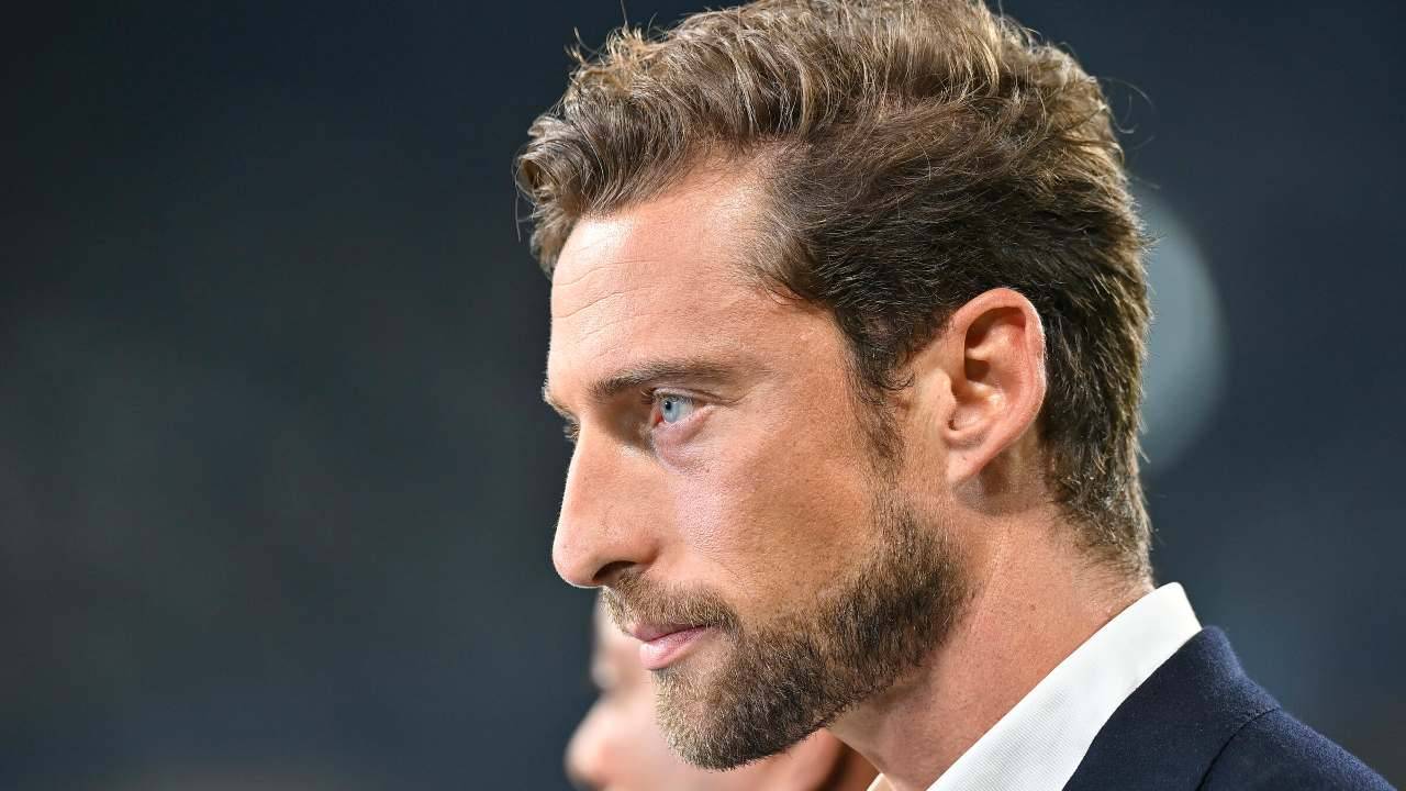 Marchisio di profilo guarda avanti