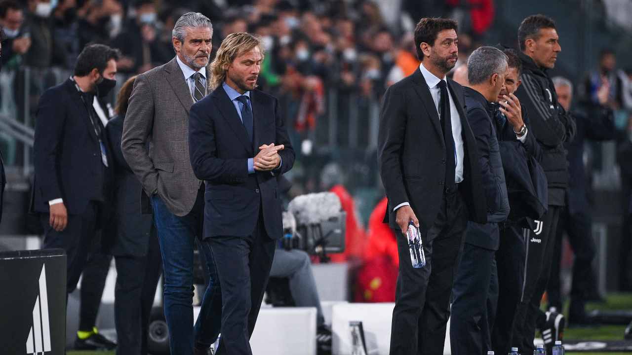 Nedved e Agnelli guardano in campo