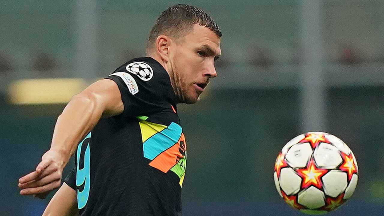 Dzeko calcia il pallone Inter