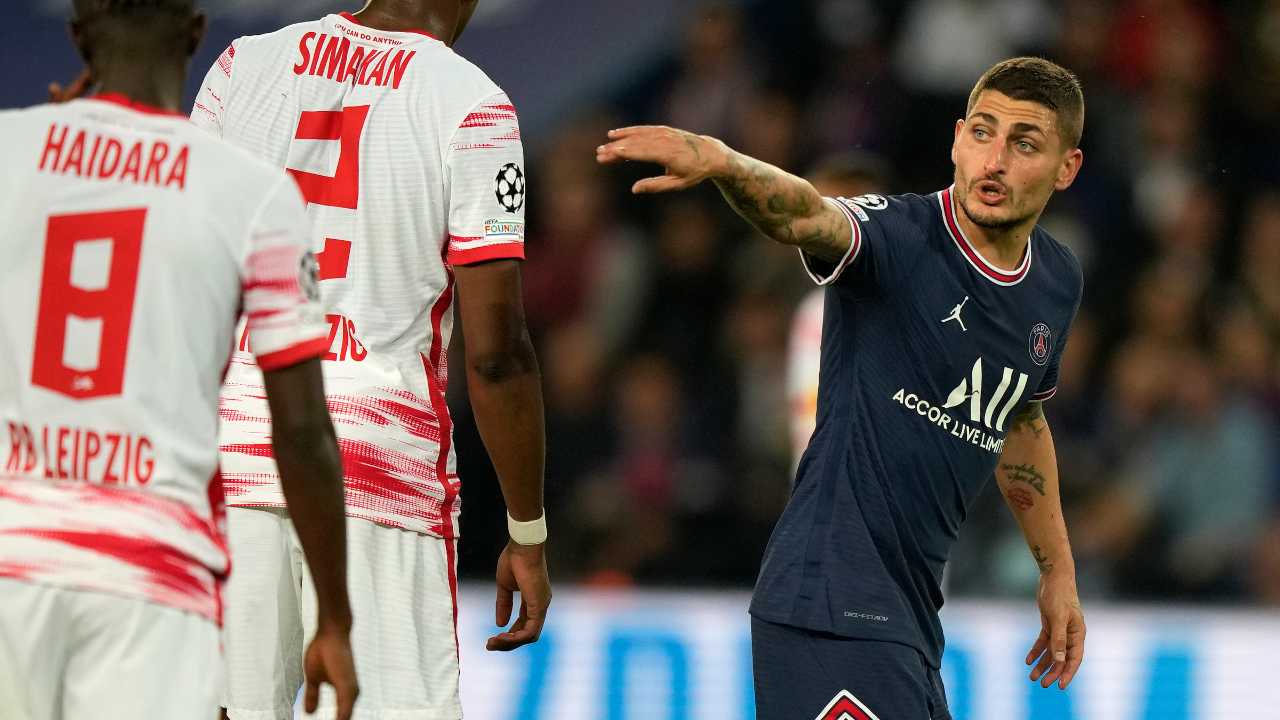 Verratti indica il campo e parla