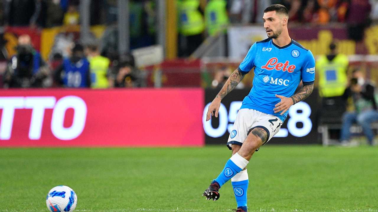 Politano calcia il pallone Napoli