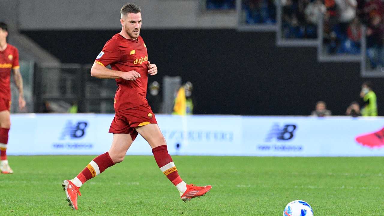 Veretout corre verso il pallone Roma