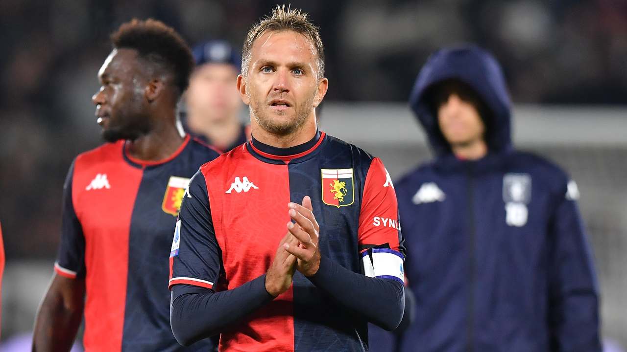 Criscito applaude e Caicedo cammina dietro di lui 