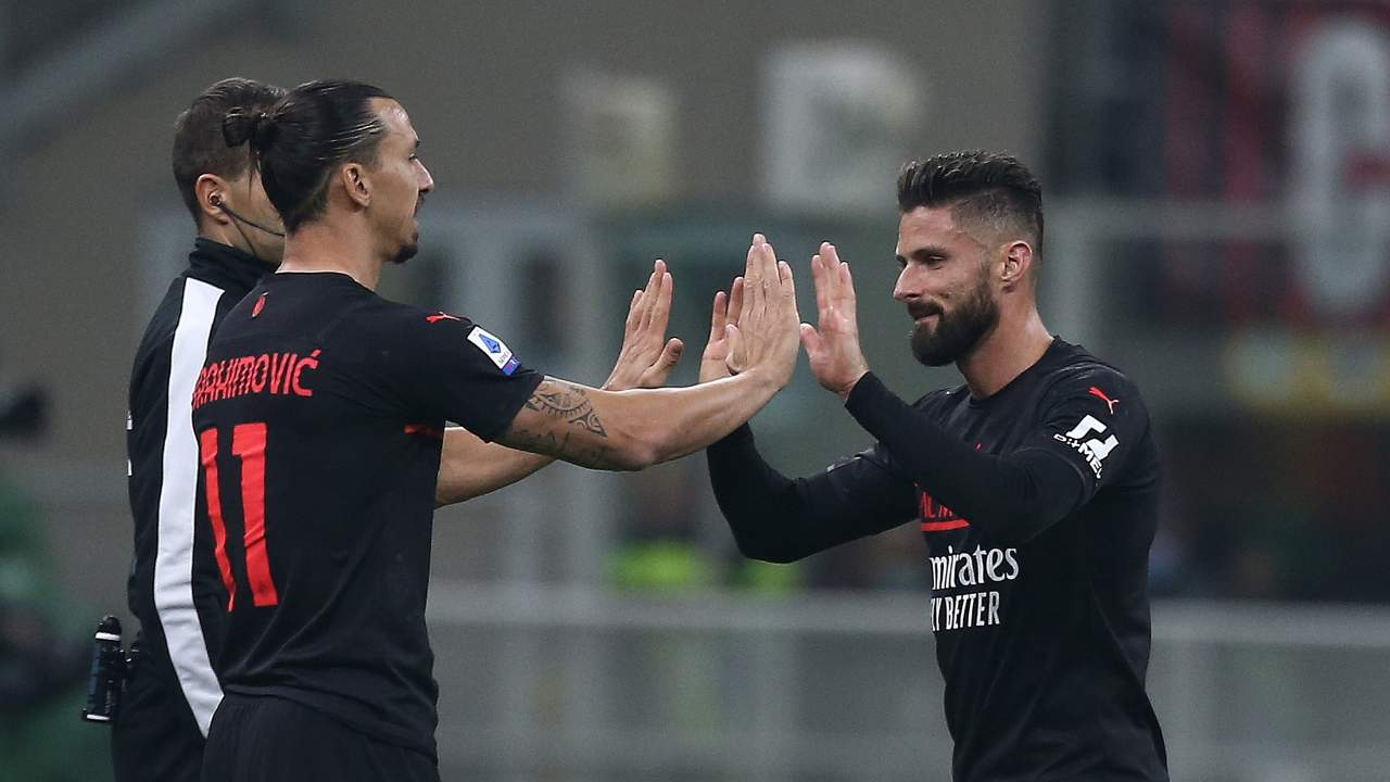 Ibrahimovic e Giroud si danno il cinque a bordocampo