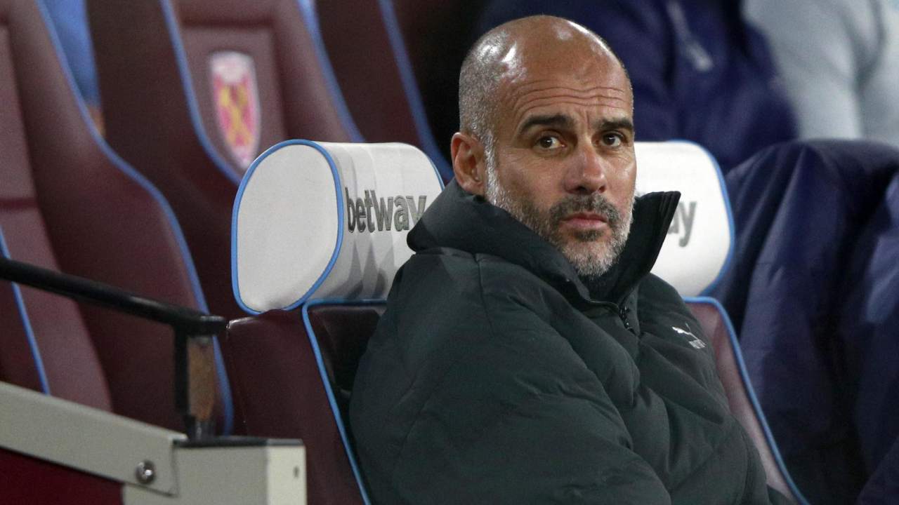 Guardiola osserva il campo seduto in panchina