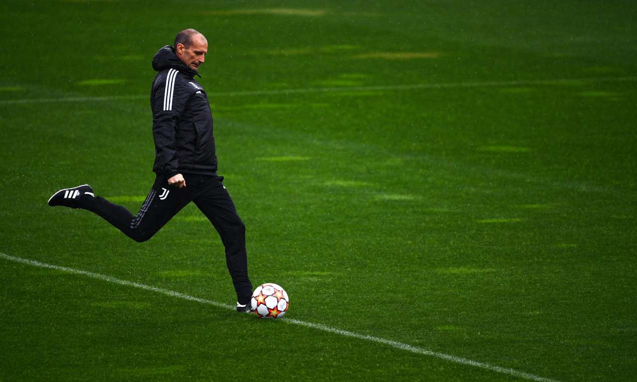 Allegri calcia il pallone