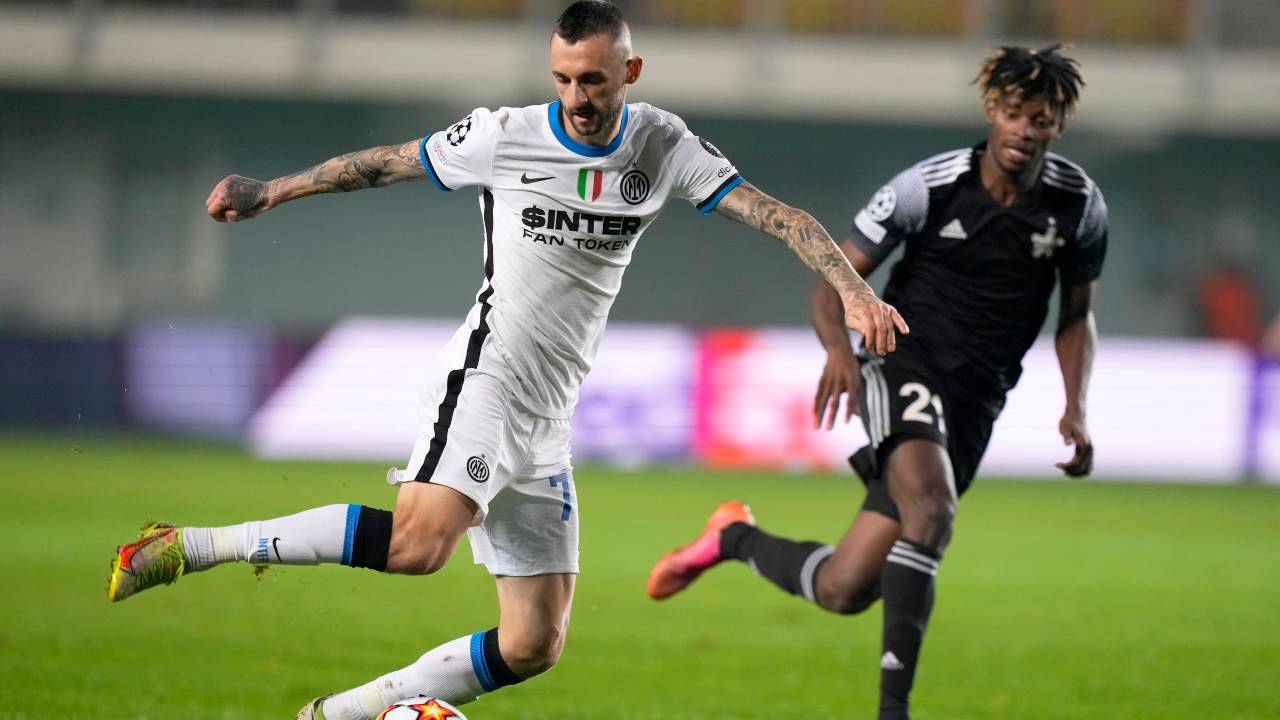 Brozovic corre e calcia il pallone Inter