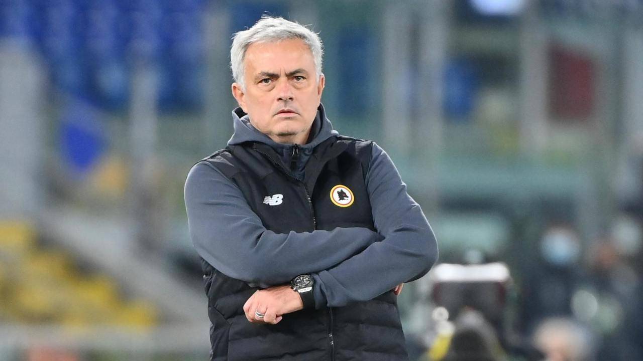 Mourinho guarda preoccupato