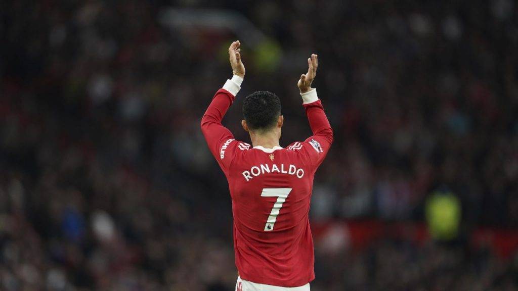 Cristiano Ronaldo applaude di spalle Manchester United