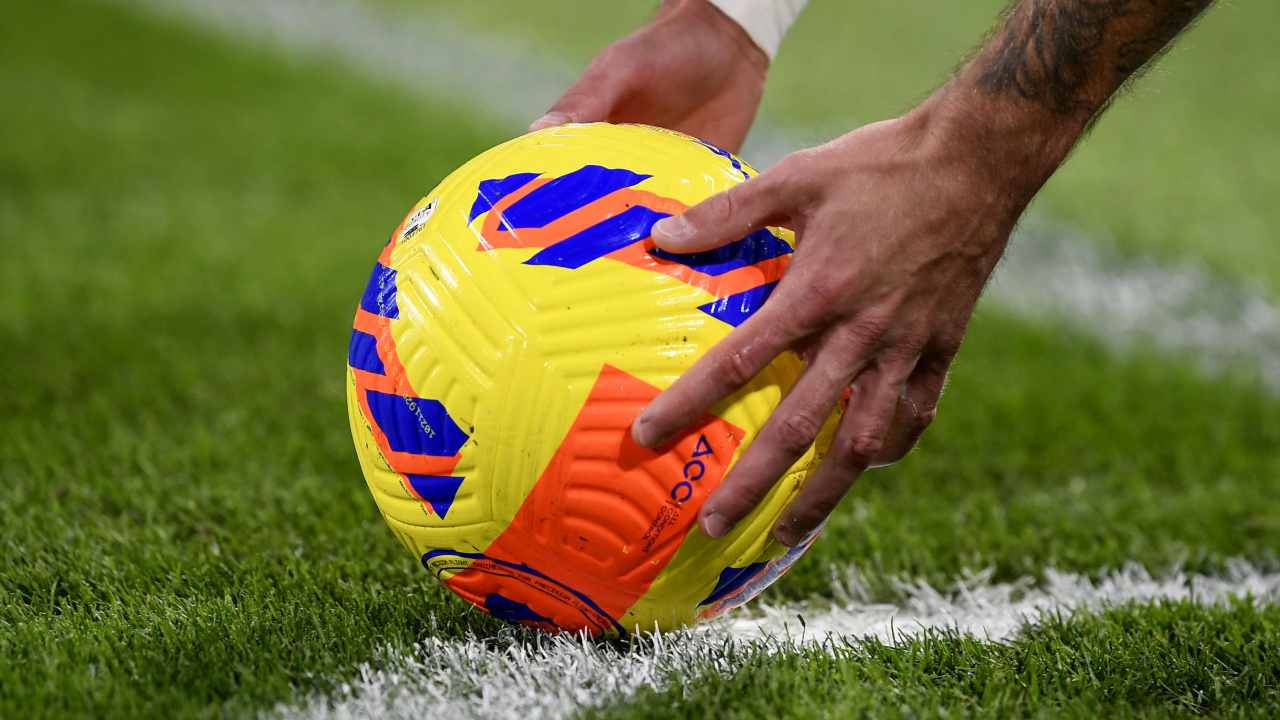 Giocatore sistema pallone di Serie A a terra per il corner