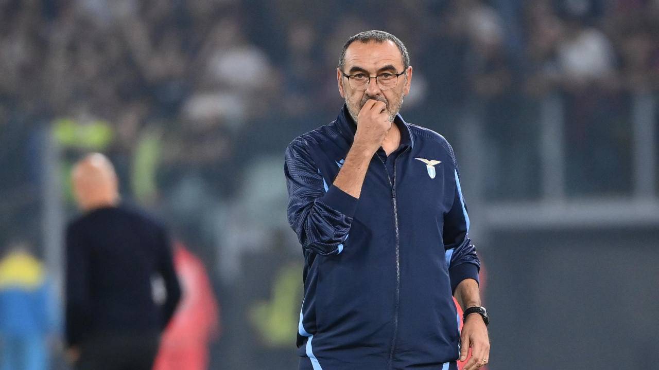 Sarri guarda davanti con la mano davanti la bocca