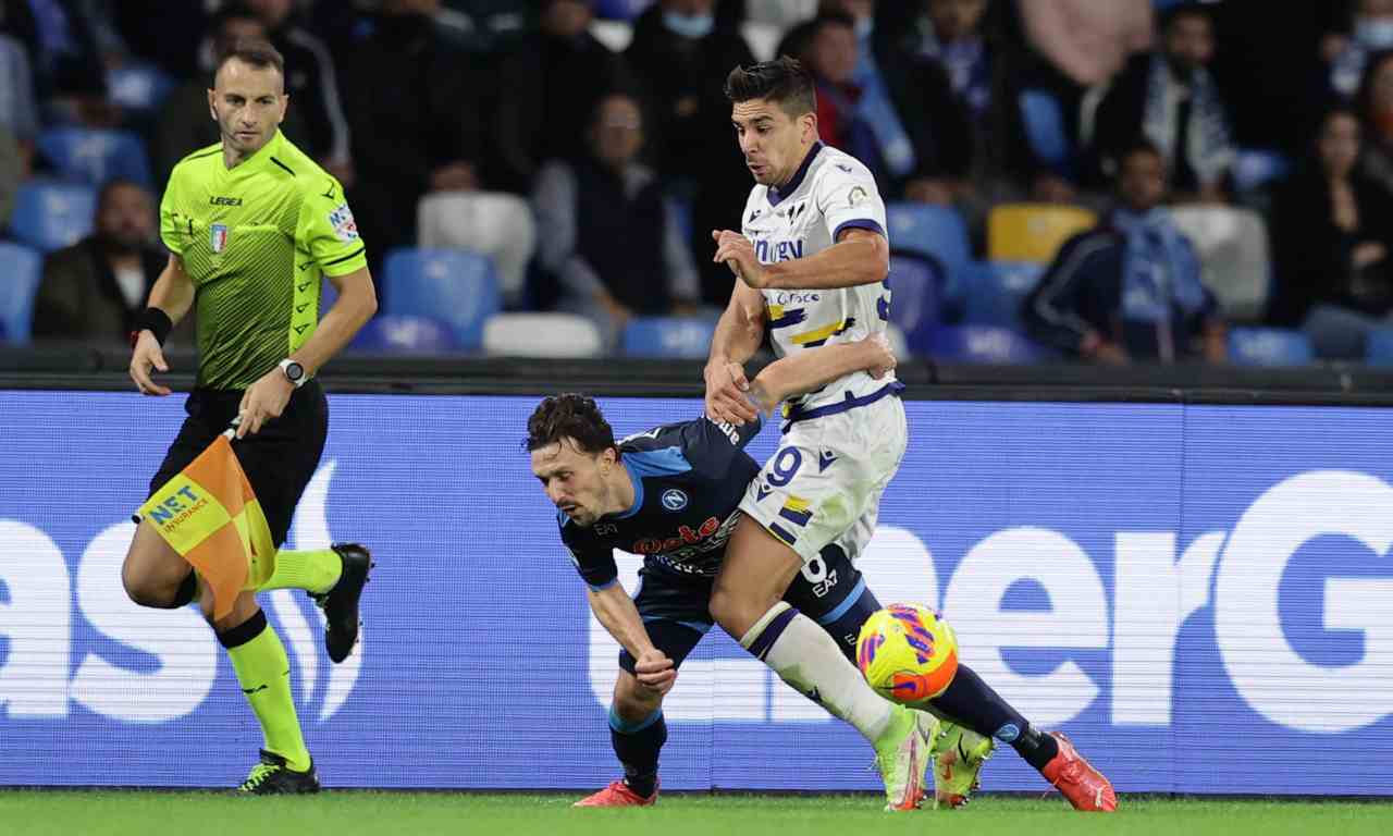 Mario Rui contrasta Simeone 