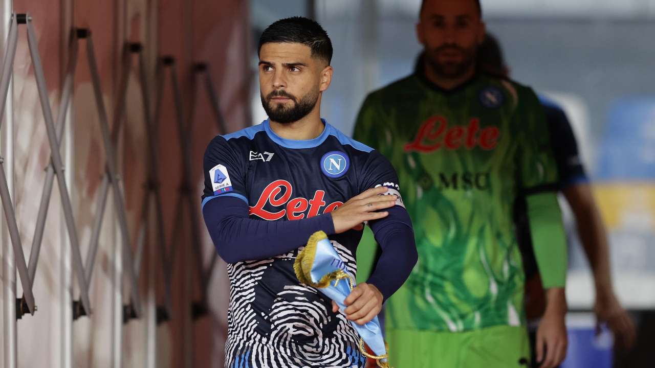 Insigne cammina nel tunnel e sistema la fascia da capitano