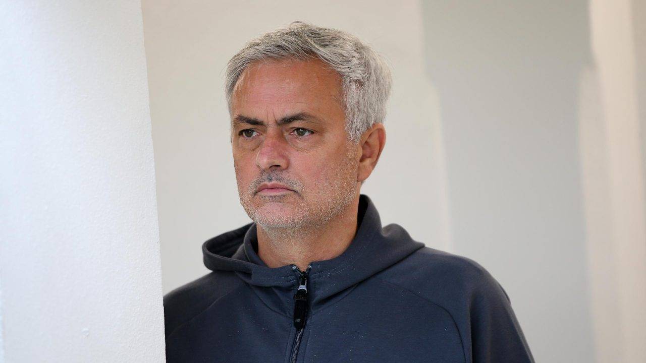 Mourinho guarda avanti concentrato