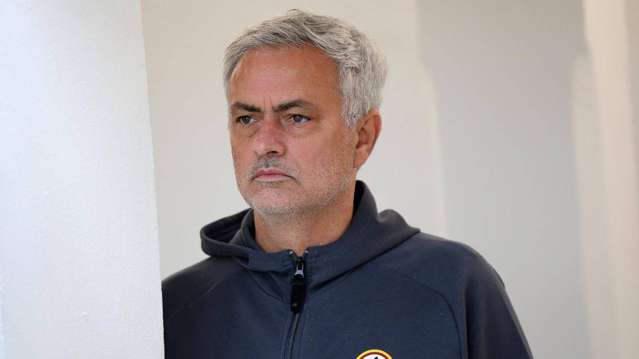 Mourinho guarda pensieroso