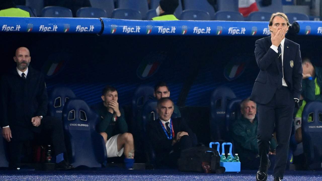 Mancini preoccupato davanti alla panchina dell’Italia 