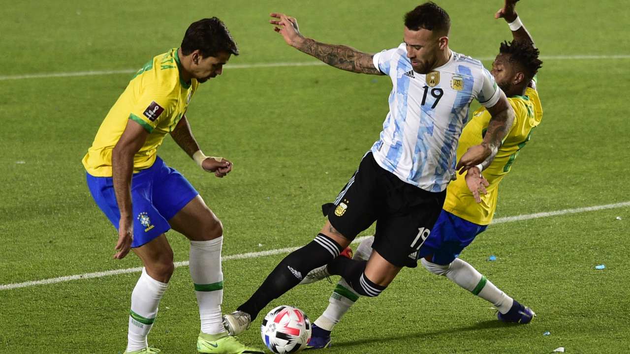 Nicolas Otamendi, Paqueta e Fred corrono verso il pallone